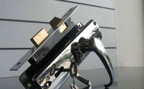 北京換鎖電話(開(kāi)門鎖安裝指紋鎖)